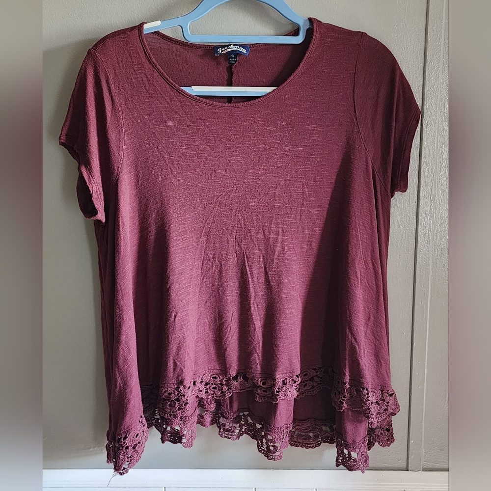 🔴 Freshman Burgundy Short Sleeve Top with Lace Trim